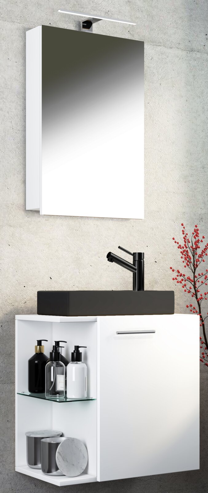 Modernes Badezimmer-Waschbecken-Set mit weißem Unterschrank, schwarzem Aufsatzwaschbecken und schwarzer Armatur, Spiegel mit LED-Leuchte darüber; Perspektive: frontale Ansicht leicht von links.