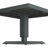 Moderner Tisch mit stabilem Metallfuß, seitliche Perspektive von unten