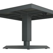 Moderner Tisch mit stabilem Metallfuß, seitliche Perspektive von unten