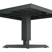 Moderner Tisch mit stabilem Metallfuß, seitliche Perspektive von unten