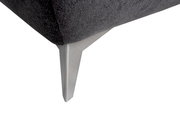 Nahaufnahme eines modernen Hockerbeins aus Metall mit grauem Stoffbezug, seitliche Perspektive.