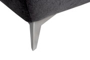 Nahaufnahme eines modernen Hockerbeins aus Metall mit grauem Stoffbezug, seitliche Perspektive.