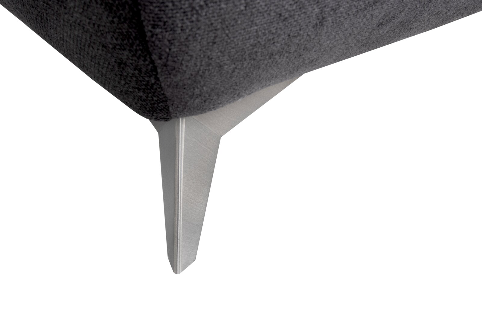 Close-up van een moderne metalen poot met grijze stoffen bekleding, gezien vanaf de zijkant.