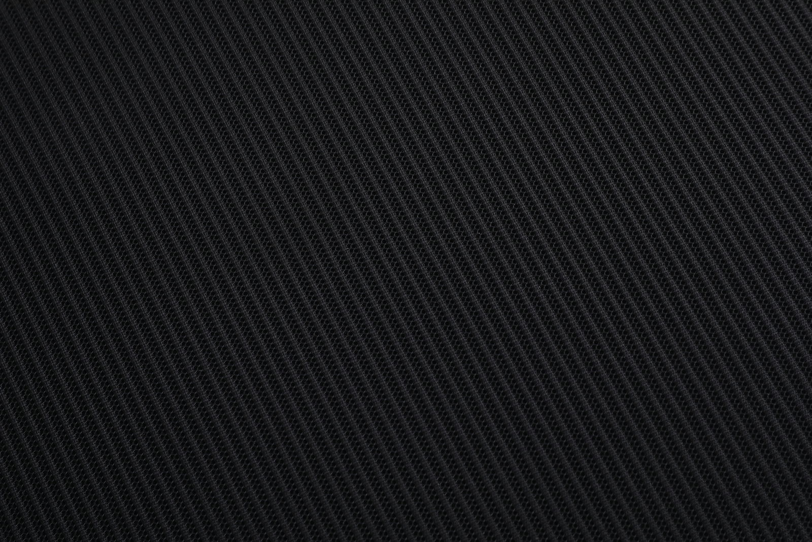 Nahaufnahme eines schwarzen, strukturierten Stoffes in diagonaler Perspektive