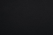 Nahaufnahme eines schwarzen, strukturierten Stoffes in diagonaler Perspektive