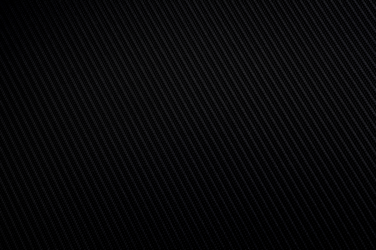 Nahaufnahme eines schwarzen, strukturierten Stoffes in diagonaler Perspektive