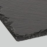 Nahaufnahme einer Schieferplatte mit natürlicher Kantenstruktur, perspektivisch von oben fotografiert.