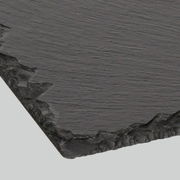 Nahaufnahme einer Schieferplatte mit natürlicher Kantenstruktur, perspektivisch von oben fotografiert.