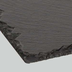 Nahaufnahme einer Schieferplatte mit natürlicher Kantenstruktur, perspektivisch von oben fotografiert.