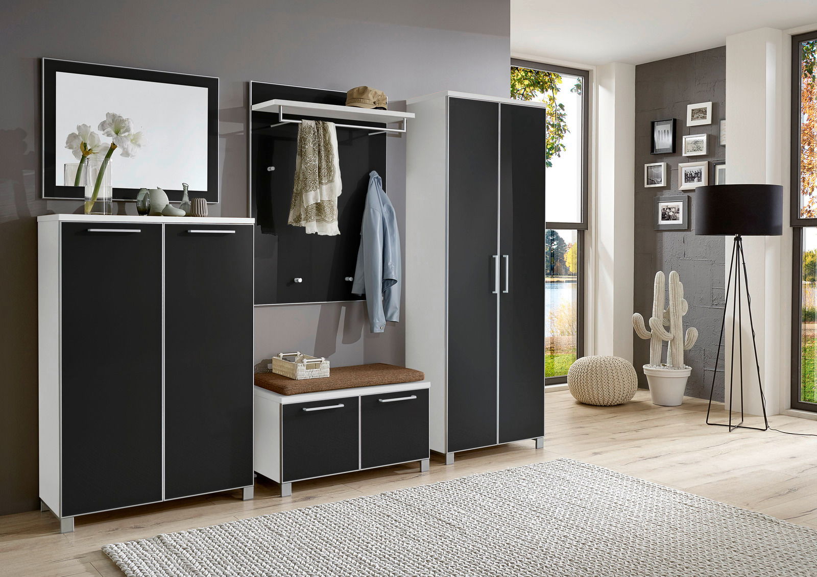 VOSS Garderoben-Set 6-tlg. SANTINA Modernes Garderoben-Set in Schwarz und Weiß, bestehend aus Schrank, Spiegel, Sitzbank und Hakenleiste, seitliche Perspektive.