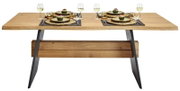 Moderner Esstisch aus Holz mit schwarzem Metallgestell, gedeckt für vier Personen, Frontalansicht
