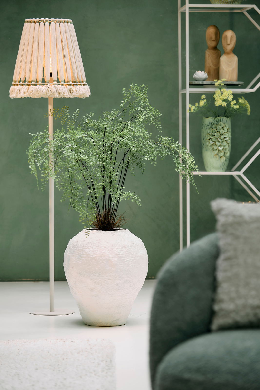 Light&Living Stehleuchte RODRIGO Stehleuchte mit natürlichem Lampenschirm aus Holzstäben, im Hintergrund ein grüner Raum mit dekorativen Elementen, seitliche Perspektive.