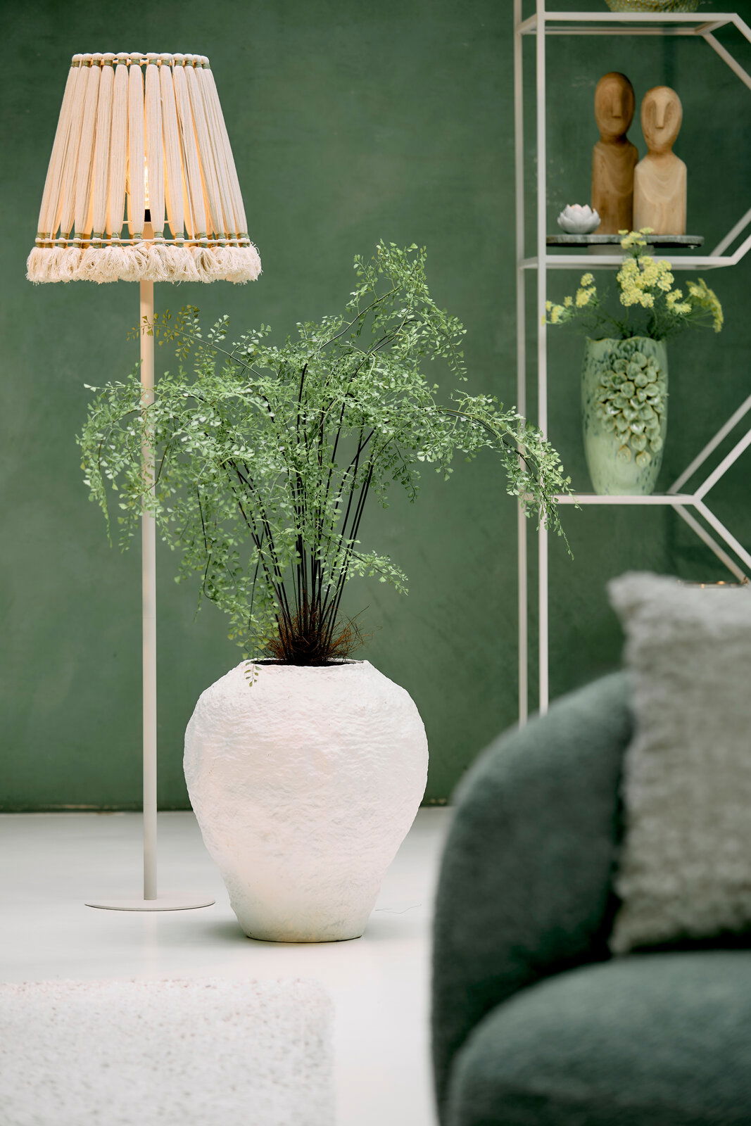 Light&Living Stehleuchte RODRIGO Stehleuchte mit natürlichem Lampenschirm aus Holzstäben, im Hintergrund ein grüner Raum mit dekorativen Elementen, seitliche Perspektive.