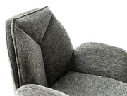 Nahaufnahme eines grauen Armlehnstuhls aus Stoff, Ansicht von schräg oben