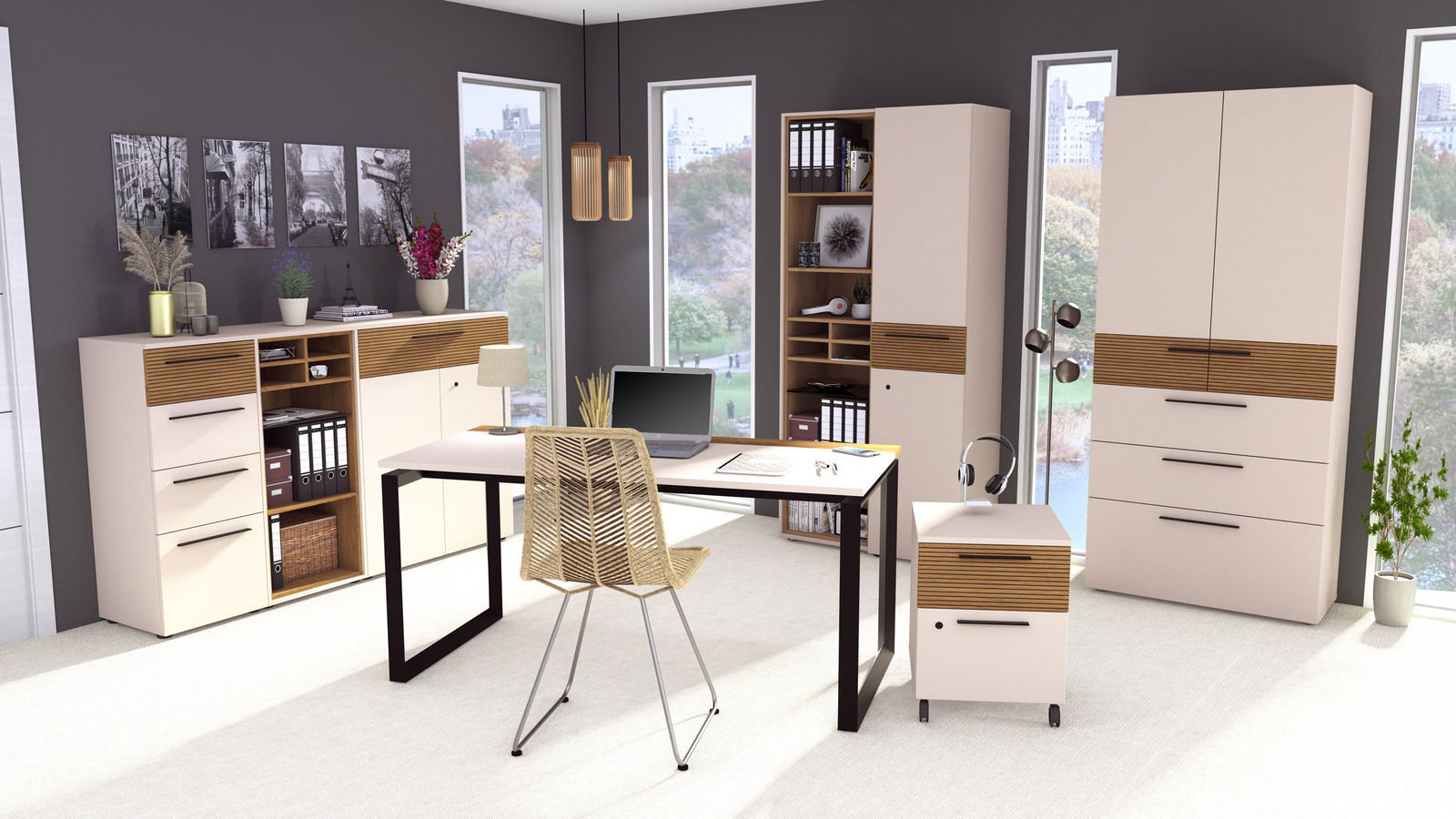 Novel Aktenschrank FLORIDA Moderne Büromöbel in einem hellen Raum mit großen Fenstern, bestehend aus einem Schreibtisch, einem Rollcontainer und mehreren Aktenschränken. Perspektive von vorne.