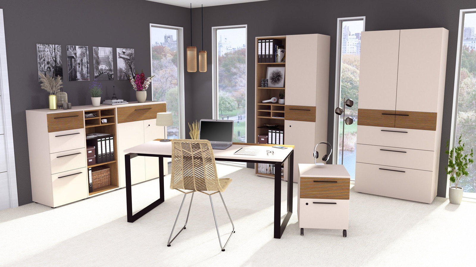Novel Aktenschrank FLORIDA Moderne Büromöbel in einem hellen Raum mit großen Fenstern, bestehend aus einem Schreibtisch, einem Rollcontainer und mehreren Aktenschränken. Perspektive von vorne.