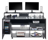 Gaming-Schreibtisch mit zwei Monitoren, Lautsprechern, Tastatur, Maus und Kopfhörern, aus der frontalen Perspektive.