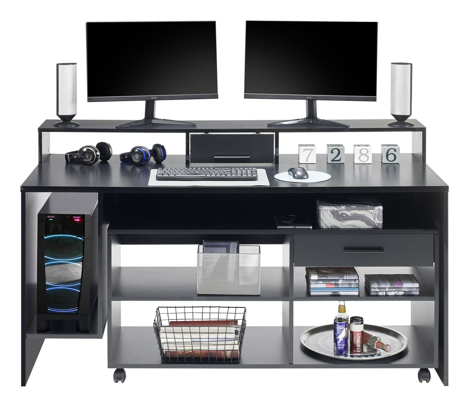 Gaming-Schreibtisch mit zwei Monitoren, Lautsprechern, Tastatur, Maus und Kopfhörern, aus der frontalen Perspektive.