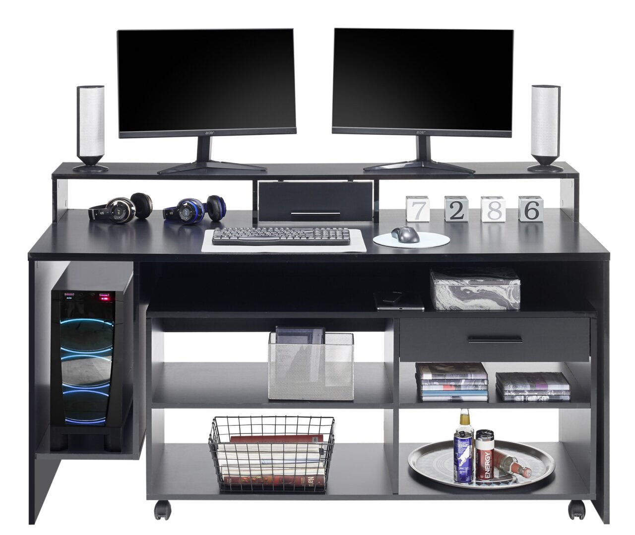 Gaming-Schreibtisch mit zwei Monitoren, Lautsprechern, Tastatur, Maus und Kopfhörern, aus der frontalen Perspektive.