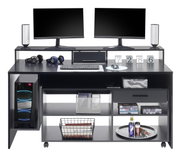 Gaming-Schreibtisch mit zwei Monitoren, Lautsprechern, Tastatur, Maus und Kopfhörern, aus der frontalen Perspektive.