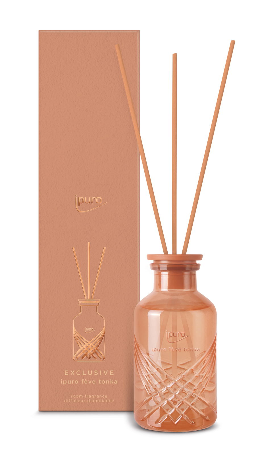 Ipuro Raumduft Exclusive feve tonka in einem eleganten, bernsteinfarbenen Glasflakon mit Rattanstäbchen, frontal abgebildet vor der Verpackung.