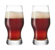 Zwei Bierbecher Taverna 330ml mit dunklem Bier und Schaumkrone, frontal betrachtet.