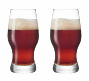 Zwei Bierbecher Taverna 330ml mit dunklem Bier und Schaumkrone, frontal betrachtet.
