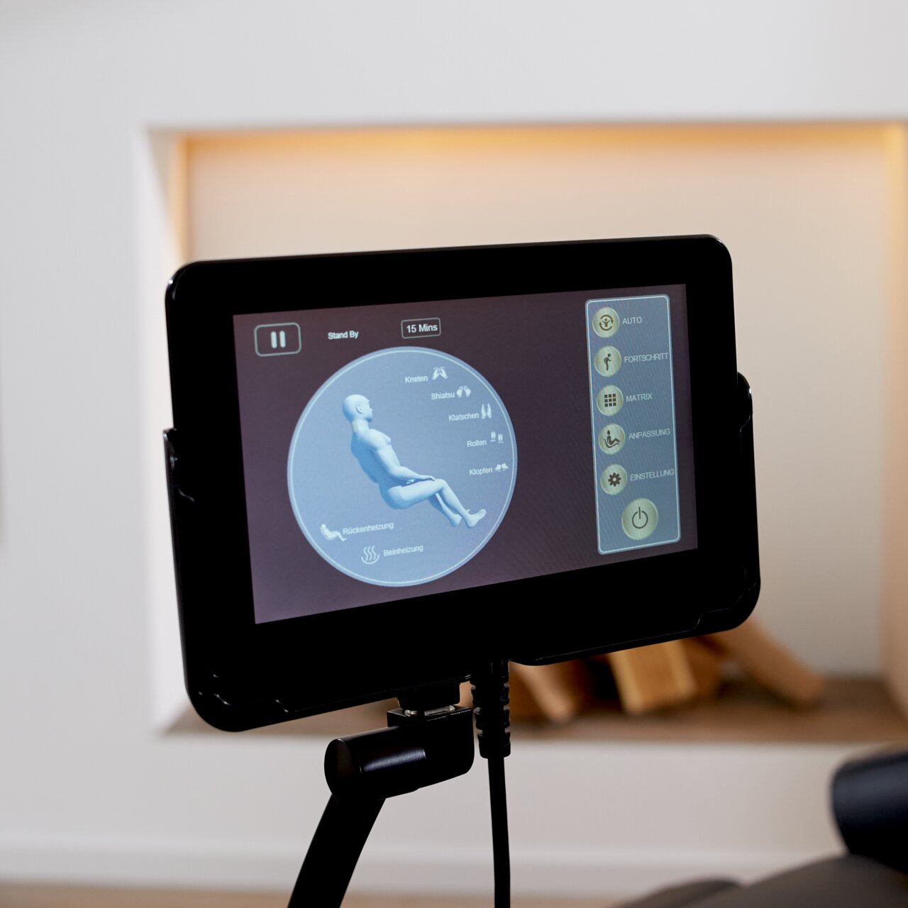 Nahaufnahme eines Touchscreens mit Massageeinstellungen für einen Massagesessel, seitliche Perspektive.