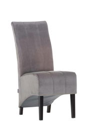 Grauer Stuhl mit hoher Rückenlehne und dunklen Holzbeinen, seitliche Perspektive