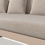 Nahaufnahme eines Lounge-Sets mit beigem Stoffbezug und Kissen, seitliche Perspektive