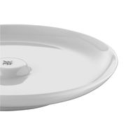 Nahaufnahme eines weißen Tellers mit WMF-Logo, seitliche Perspektive.