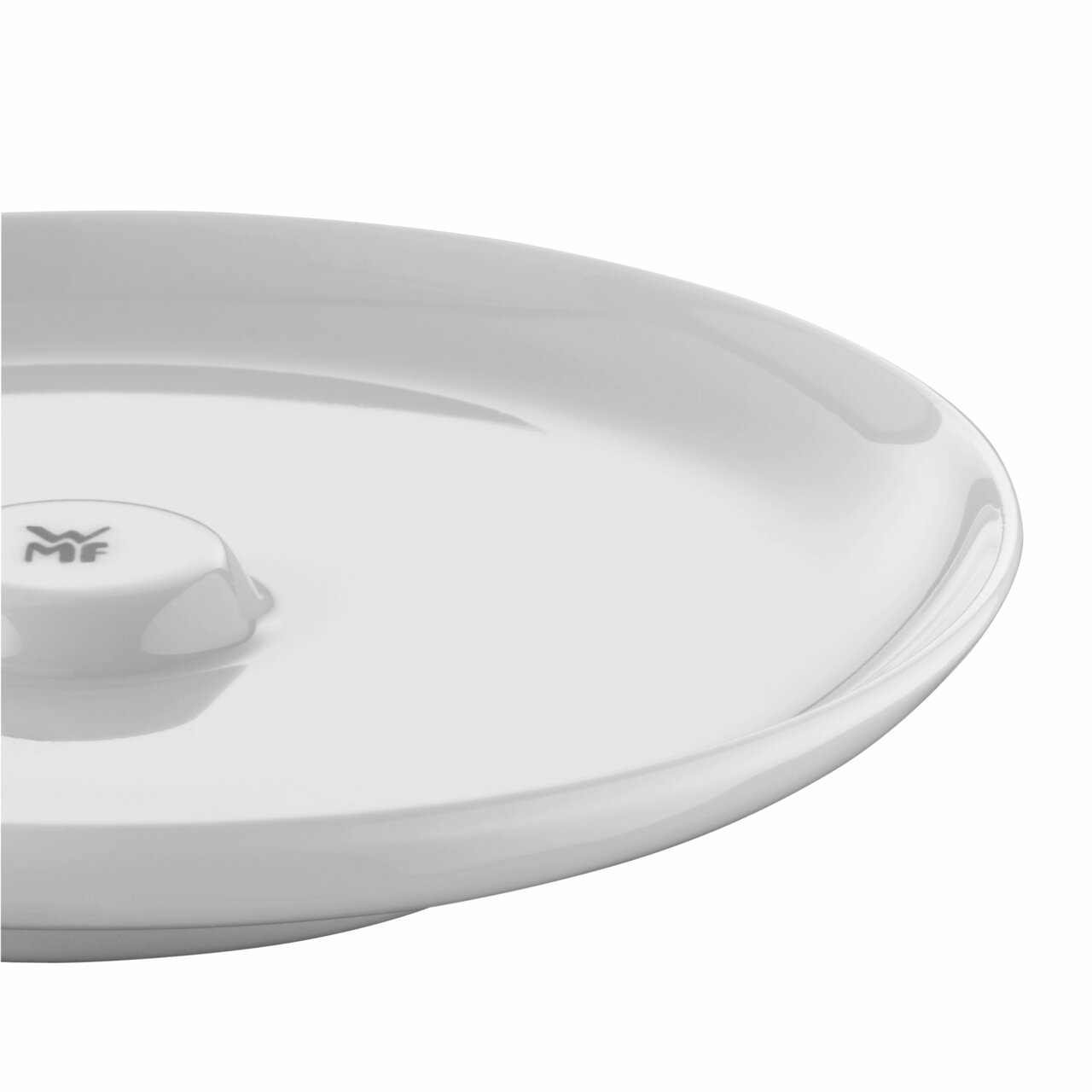 Nahaufnahme eines weißen Tellers mit WMF-Logo, seitliche Perspektive.