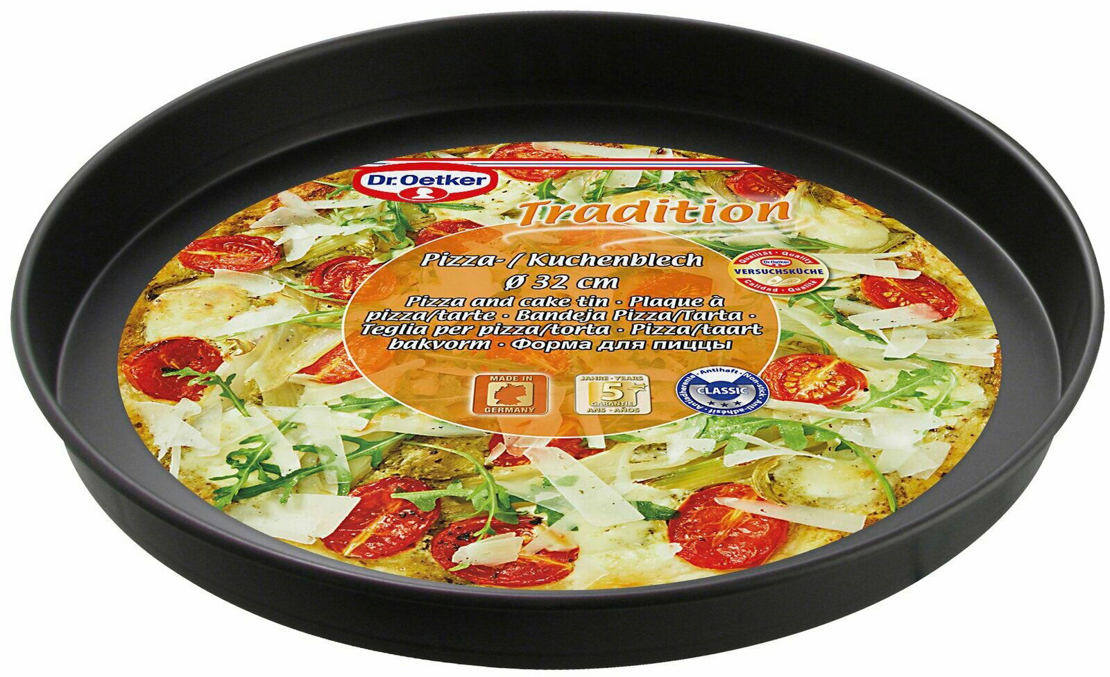 Schwarzes Pizzablech mit 32 cm Durchmesser, Draufsicht, mit Verpackungsetikett von Dr. Oetker Tradition.