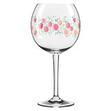 Cocktailglas mit buntem Fruchtmuster, seitliche Perspektive