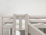 Halbhohes Bett aus Holz mit seitlicher Leiter, seitliche Perspektive