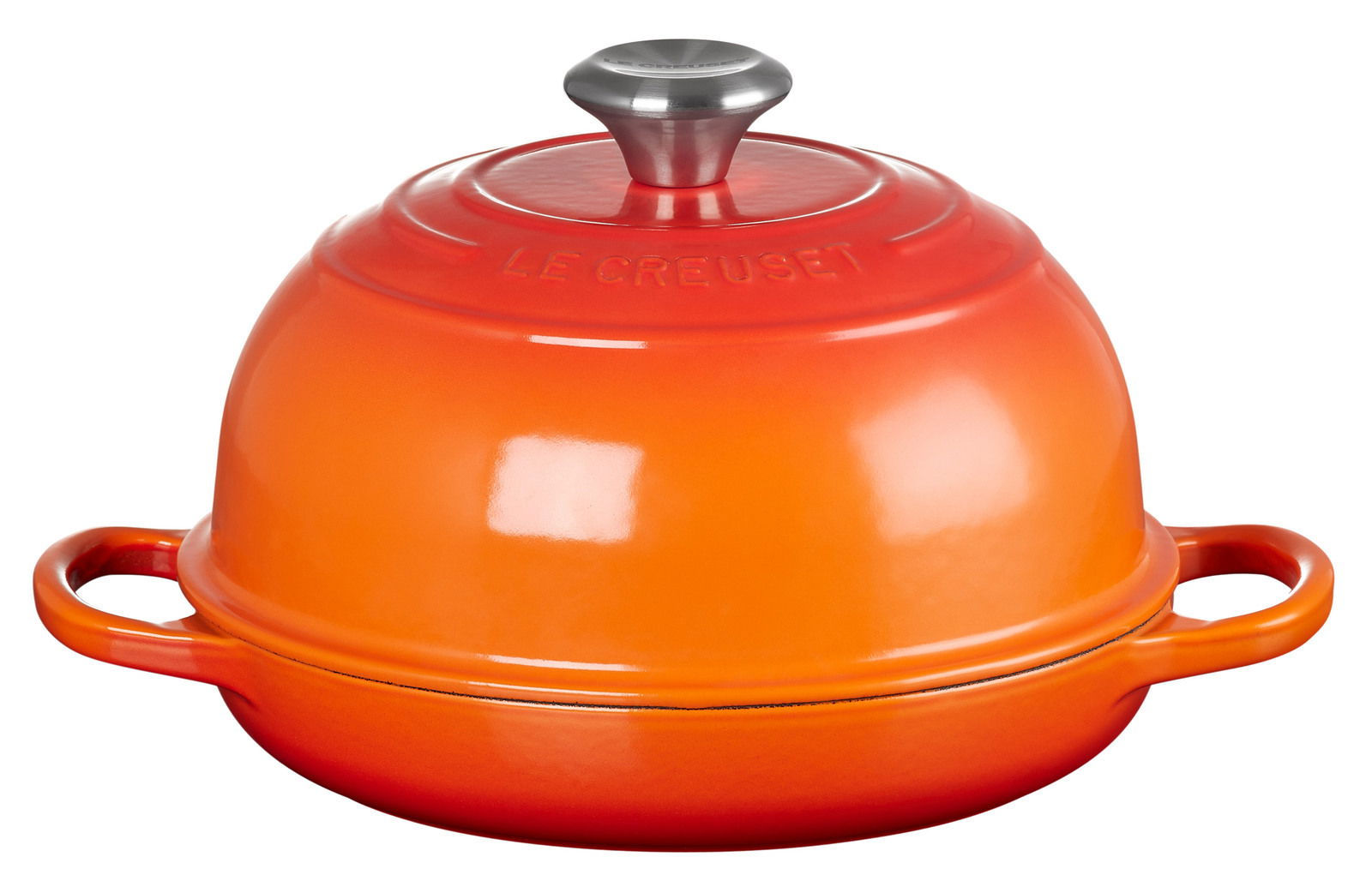 Roter Brot Bräter von Le Creuset, seitliche Perspektive, mit zwei Griffen und einem runden Deckel mit Metallknauf.