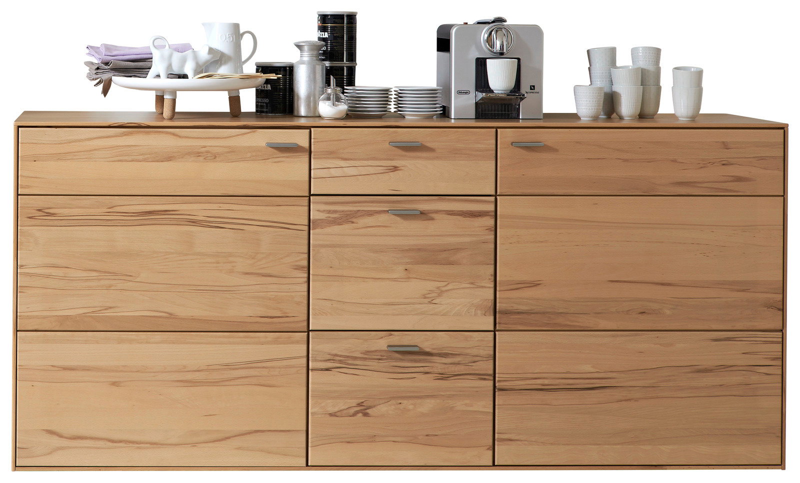 Frontale Ansicht eines modernen Sideboards aus hellem Holz mit mehreren Schubladen und Türen, dekoriert mit Geschirr und einer Kaffeemaschine.