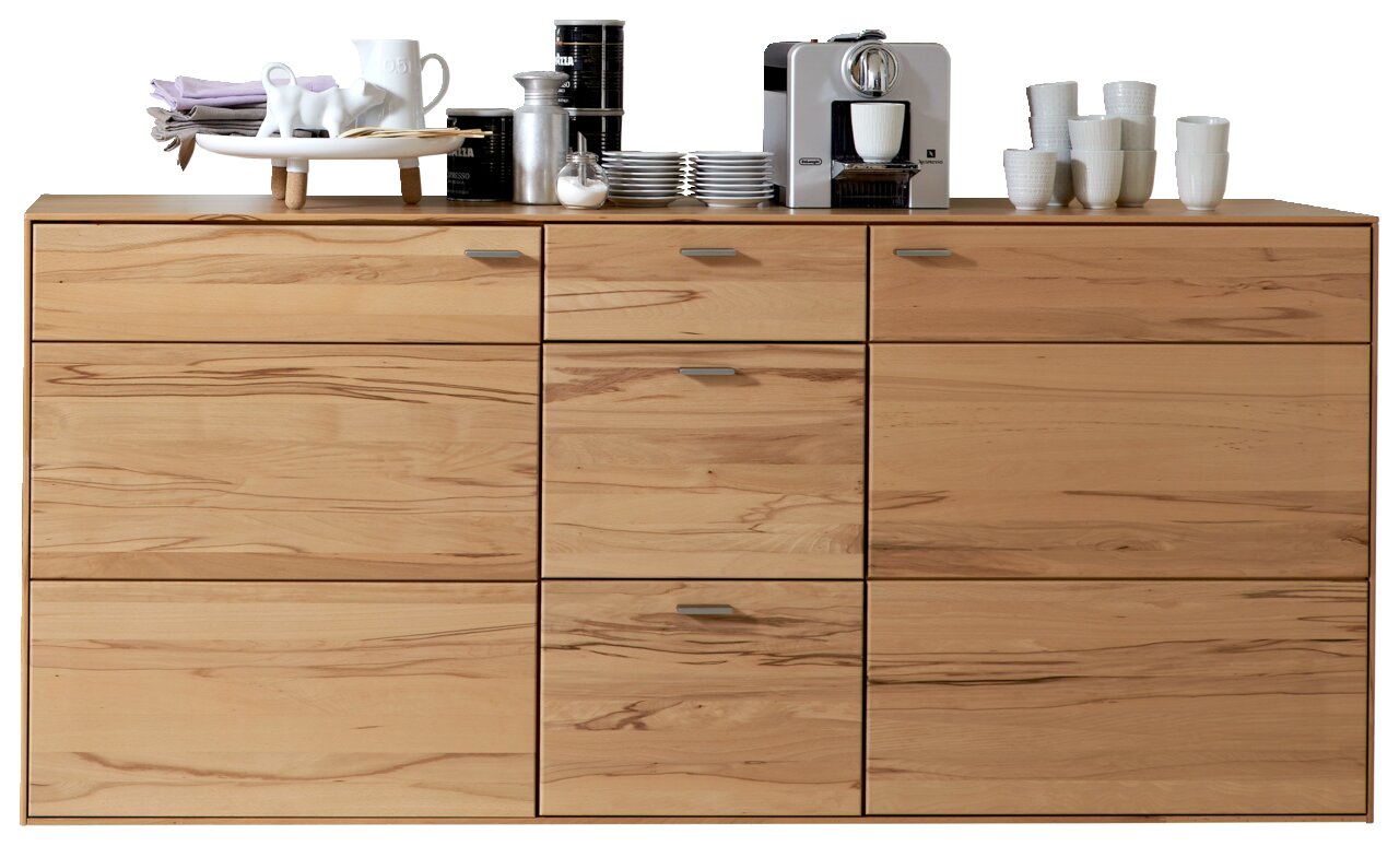 Frontale Ansicht eines modernen Sideboards aus hellem Holz mit mehreren Schubladen und Türen, dekoriert mit Geschirr und einer Kaffeemaschine.
