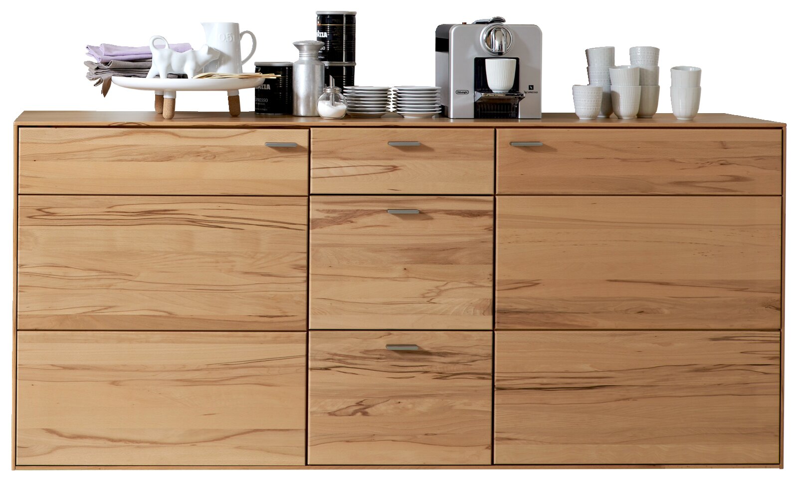 Frontale Ansicht eines modernen Sideboards aus hellem Holz mit mehreren Schubladen und Türen, dekoriert mit Geschirr und einer Kaffeemaschine.