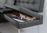 Eckbank mit aufklappbarem Sitzpolster und Stauraum, seitliche Perspektive