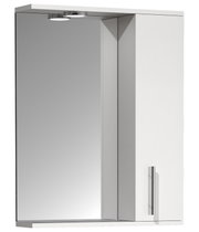 Weißer Badezimmerschrank mit großer Spiegelfront, seitlicher Schranktür mit Metallgriff und integrierter LED-Beleuchtung oben, Frontansicht leicht von links