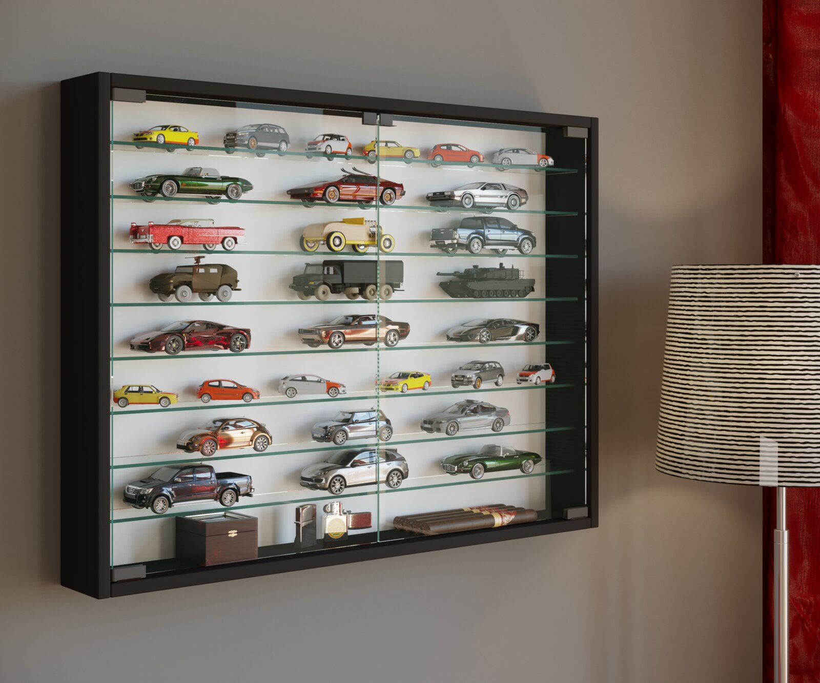Wandmontierte schwarze Glasvitrine mit mehreren Glasböden und Sammlung von Modellautos, fotografiert in schräger Frontansicht von links.