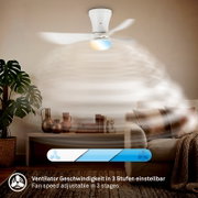 Witte plafondventilator met geïntegreerde verlichting, van voren en licht van onderen gezien in een moderne woonkamer, met instelbare ventilatorsnelheid in drie standen.