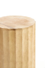 Heller, facettierter Holzhocker bzw. Beistelltisch mit naturbelassener Maserung, freigestellt vor weißem Hintergrund, aus leicht schräger Perspektive von oben.