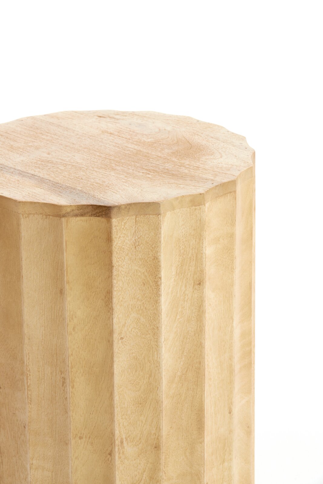 Heller, facettierter Holzhocker bzw. Beistelltisch mit naturbelassener Maserung, freigestellt vor weißem Hintergrund, aus leicht schräger Perspektive von oben.