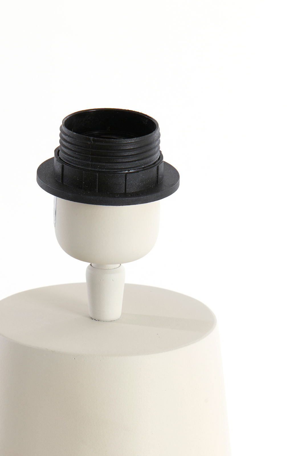 Nahaufnahme eines weißen Lampenfußes mit schwarzer Fassung, seitliche Perspektive.