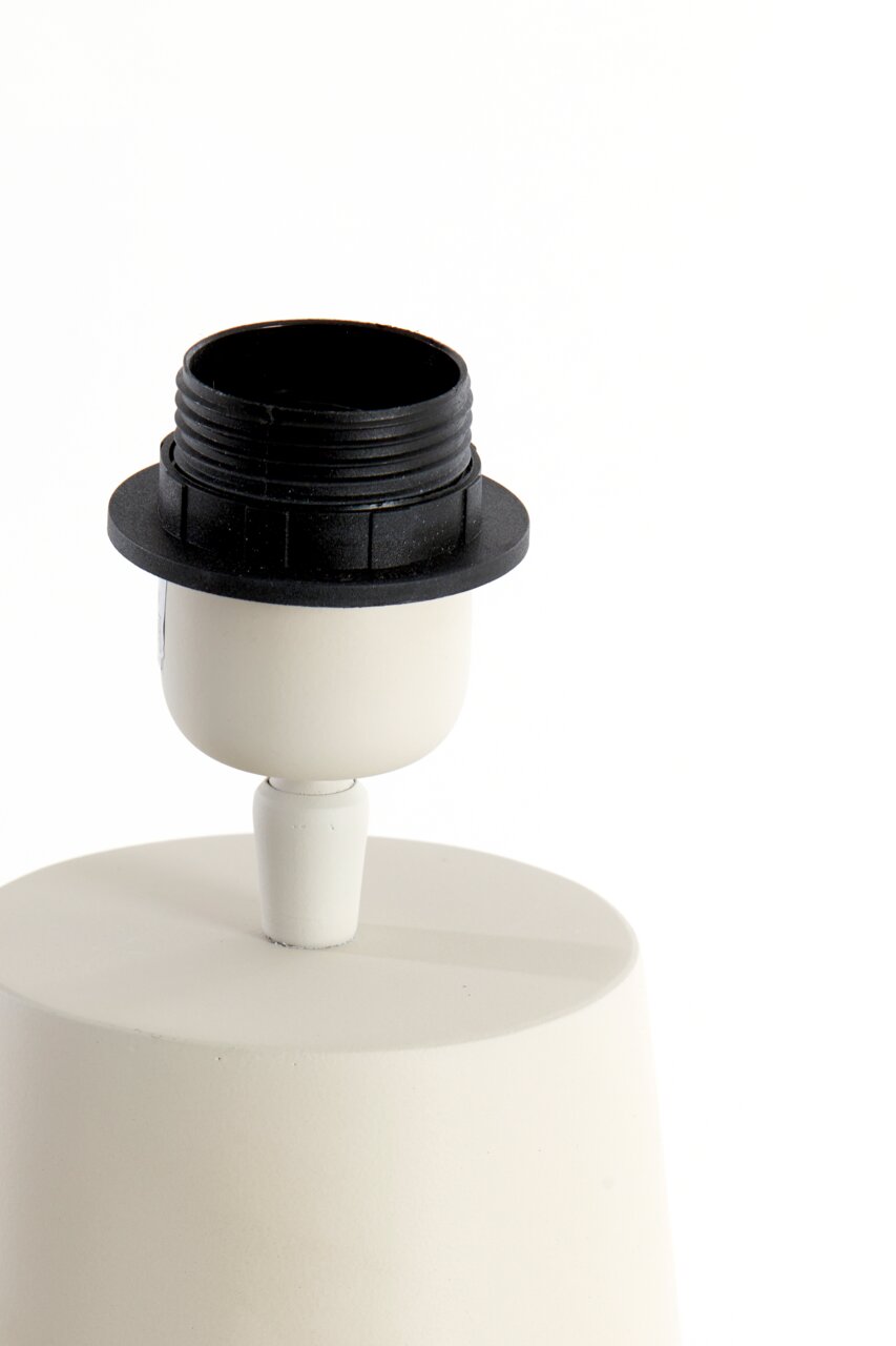 Nahaufnahme eines weißen Lampenfußes mit schwarzer Fassung, seitliche Perspektive.