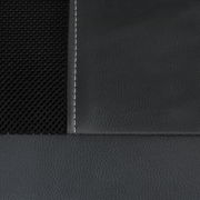 Nahaufnahme eines Chefsessels mit schwarzem Netzstoff und glattem Leder, Naht sichtbar