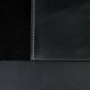 Nahaufnahme eines Chefsessels mit schwarzem Netzstoff und glattem Leder, Naht sichtbar