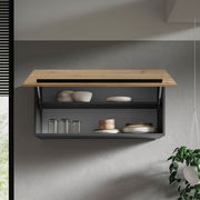 Moderner Hängeschrank mit Holzklappe, gefüllt mit Geschirr, aus frontaler Perspektive.